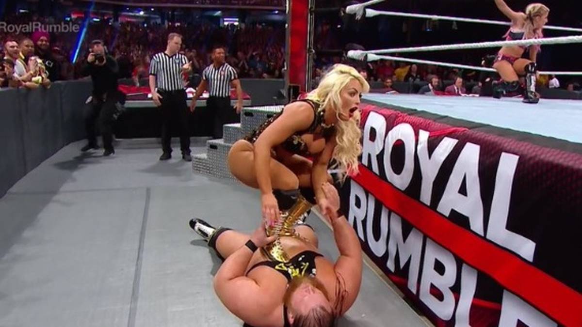 Die Blondine wird über das oberste Seil befördert und landet auf dem Bauch ihres "Verehrers" Otis, der sie offenbar genau dort erwartet hat. Später im Match fängt Otis sie erneut auf - als jedoch auch Sonya Deville angeflogen kommt, ist das Aus für Rose besiegelt