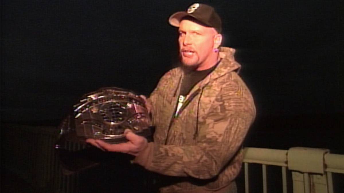 15. DEZEMBER 1997 - Ein früher Vorgeschmack auf die legendäre Rivalität zwischen Steve Austin und The Rock: Austin widersetzt sich der Aufforderung, seinen ihm aberkannten Intercontinental Title an den Jungstar abzutreten - und wirft ihn stattdessen in einen Fluss