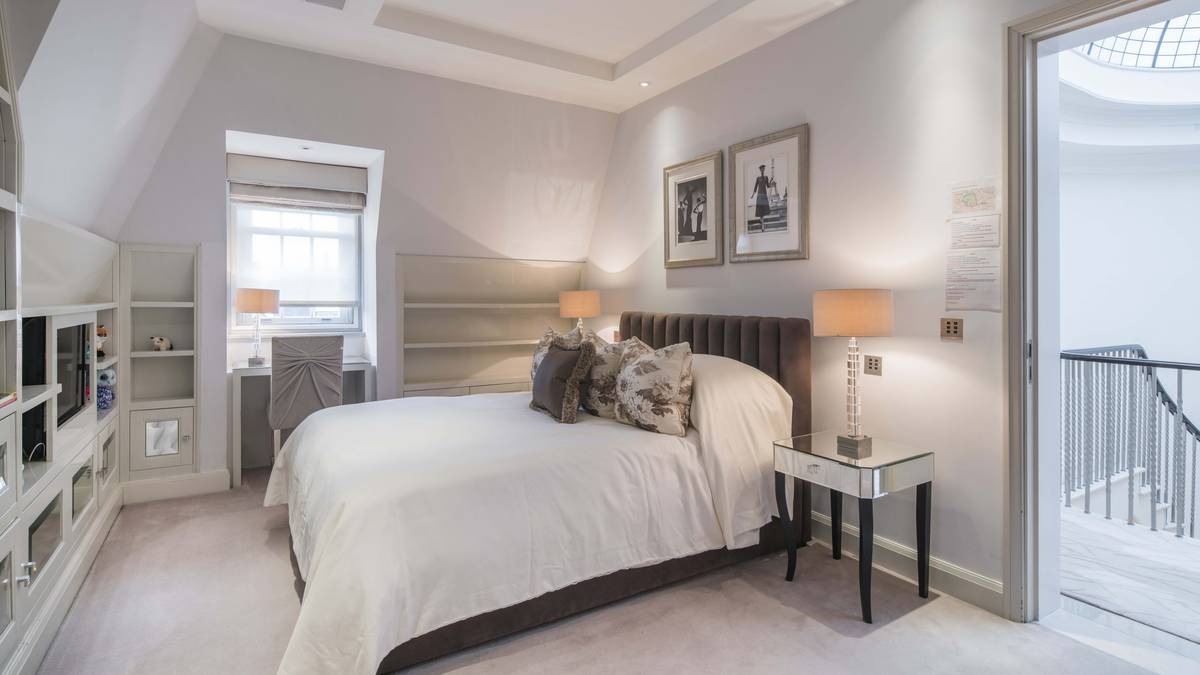 Falls sich der 27-Jährige von den Strapazen erholen will, kann er sich eines der sieben Schlafzimmer aussuchen, die allesamt luxuriös ausgestattet sind