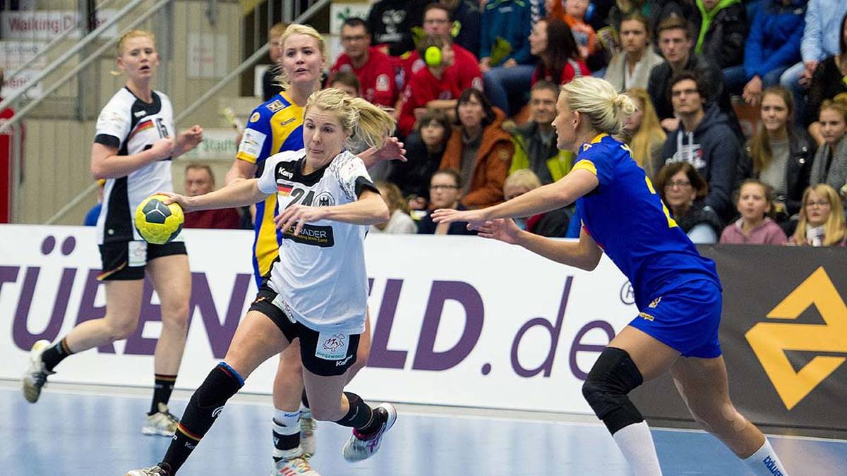 Lone Fischer, 28, Linksaußen, Buxtehuder SV, 59 Tore in 27 Länderspielen: Geht auch ihre zweite Karriere sportlich an - als Studentin der Sportwissenschaft. Ist außerdem als Bankkauffrau ausgebildet. Erholt sich von der ganzen Bewegung am liebsten beim Shoppen und Schlafen