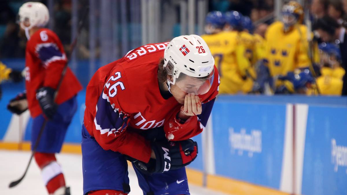 Einen richtig üblen Treffer kassiert Kristian Forsberg. Der Norweger bekommt im Spiel gegen Nachbarland Schweden einen Schlittschuh in sein Gesicht