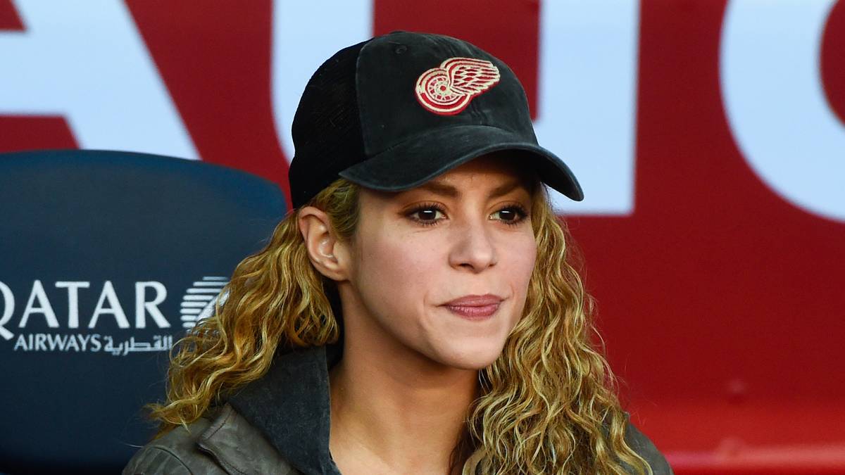 Wen haben wir denn da? Weltstar Shakira schaut ihrem Barca-Verteidiger Pique gerne beim Kicken zu
