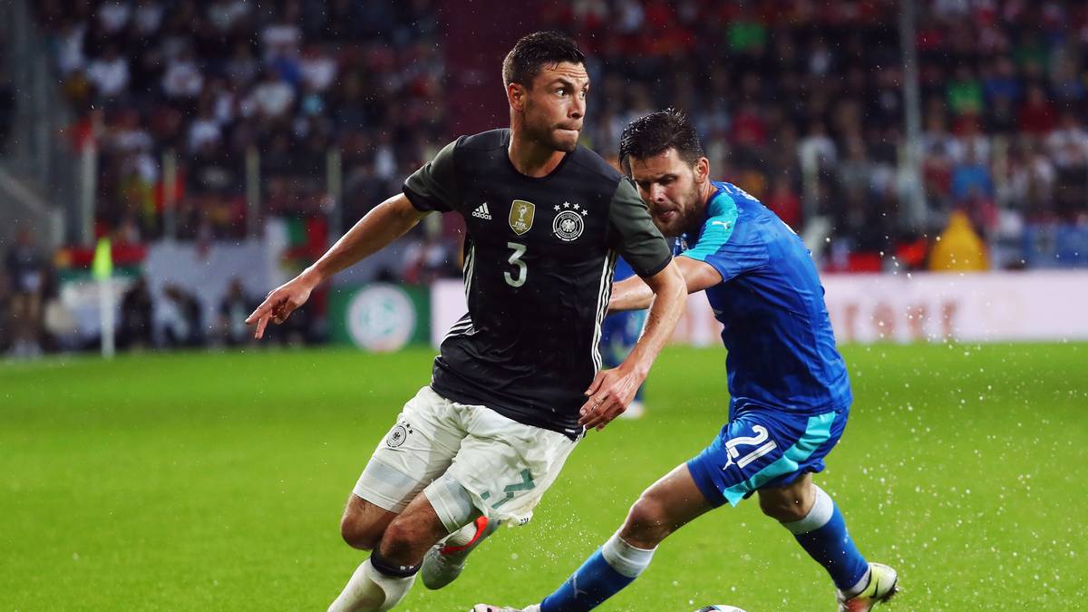 JONAS HECTOR: Kam als einziger DFB-Kicker der Startelf in allen Länderspielen seit Jahresbeginn 2015 zum Einsatz. Auf links das Gegenstück zu Rudy. Seine offensiven Qualitäten zeigt er wie schon gegen Italien, kommt zweimal aussichtsreich zum Abschluss. Über seine Seite passiert defensiv wenig, dafür haben sich die Slowaken die andere Außenbahn ausgesucht. Grundsolide - und als Linksverteidiger sowieso ein seltenes Exemplar im Kader. SPORT1-Note: 4