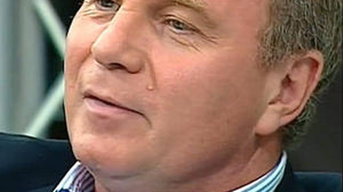 Uli Hoeneß zu den Eskapaden von Oliver Kahn: "Ich bin jeden Morgen in das Büro gefahren und habe mich gefragt: Hat er eine Bank ausgeraubt? Hat er jemanden umgebracht? Nein, er hat mal Golf gespielt, als wir ein Spiel hatten. Er hat mal in einer Disco bis halb sechs gemacht, was jeder in seinem Leben auch schon mal gemacht hat. Er ist dafür bestraft worden, und das hat sich auch. Und mehr hat er nicht gemacht."