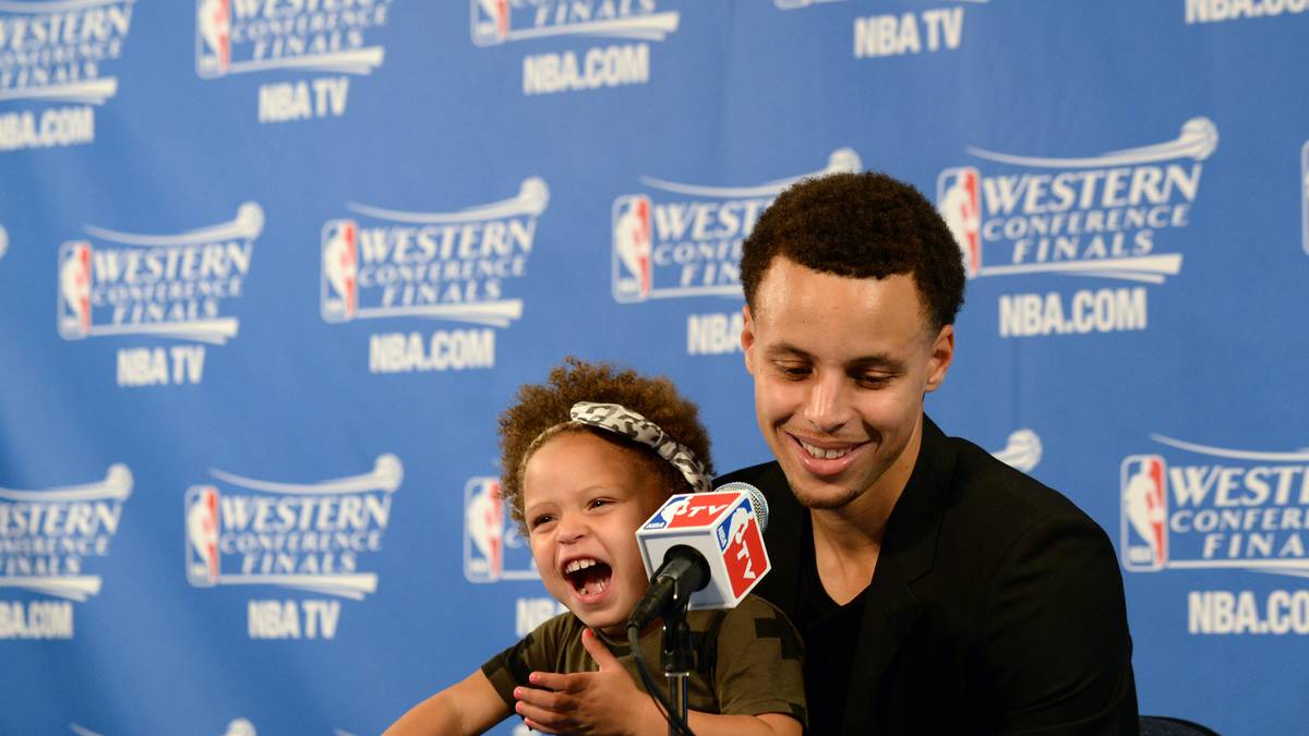 Aber natürlich gibt es nichts Schöneres als mit Daddy zusammen auf einer Pressekonferenz zu sitzen. Nach dem ersten Playoff-Spiel gegen die Houston Rockets im Vorjahr stielt ihm Riley auf dem Podium die Show. Die Kleine ist nicht zu bremsen und sorgt für einige Lacher