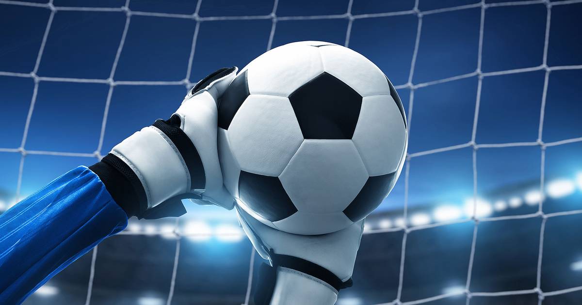 футболист в прыжке. футбольный мяч иллюстрация. футбольный мяч падает. футбольный мяч падает. футбольный мяч падает.