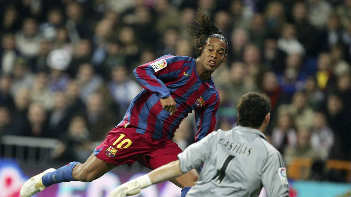 RONALDINHOS SHOW - 2005: Alles andere als eine Schande war das, was der Brasilianer Ronaldinho drei Jahre später vor den Augen der Fans von Real fabrizierte. Im Estadio Santiago Bernabeu nahm die Nummer 10 der Blaugrana die gesamte Defensive der Königlichen auseinander