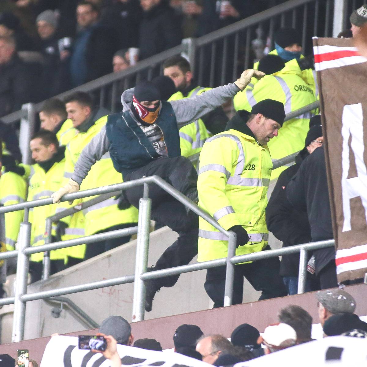 Anhanger Von Dynamo Dresden Randalieren Beim Fc St Pauli Nach Provokation