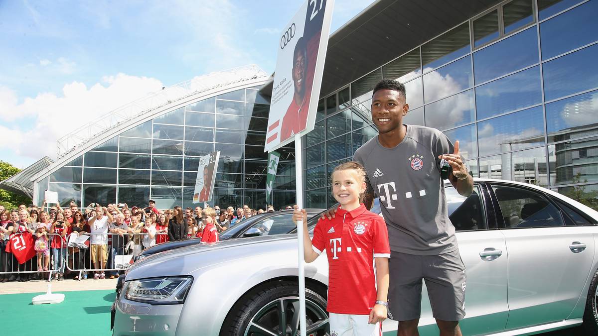 Da strahlen ein kleiner Fan und ein großer Mann um die Wette. Der Eine freut sich über das Foto mit dem Bayern-Spieler, der Andere über sein neues Geschoss