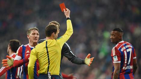 Jerome Boateng (r.) sieht gegen Schalke 04 die Rote Karte