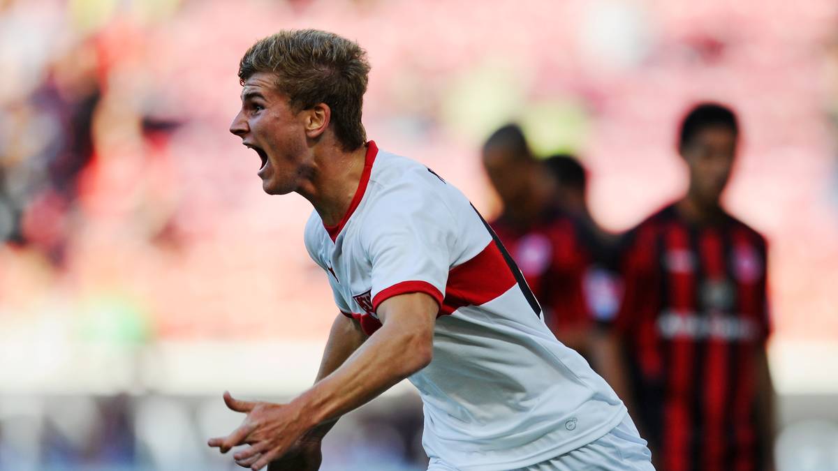 TIMO WERNER (VfB Stuttgart): Werner lief am 1. August 2013 in der UEFA Europa League gegen Botev Plovdiv mit 17 Jahren, vier Monaten und 25 Tagen das erste Mal für die Schwaben auf. Damit ist Werner zwar fast schon unter den alten Eisen, was den Zeitpunkt des Debüts betrifft