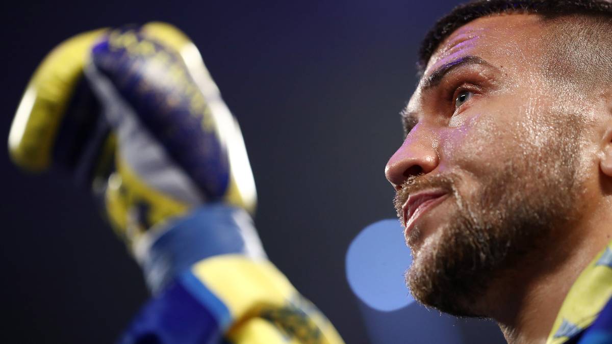 Im Dezember 2018 besiegte Lomatschenko in New York auch noch den Puertoricaner Jose Pedraza und holte sich damit auch den WBO-Titel im Leichtgewicht, am 12. April unterstrich er seine Dominanz mit einem brutalen K.o. gegen Anthony Crolla. Im August folgte ein Punktsieg gegen Luke Campbell. Im Moment gibt es keinen, der an seinem Thron rütteln kann