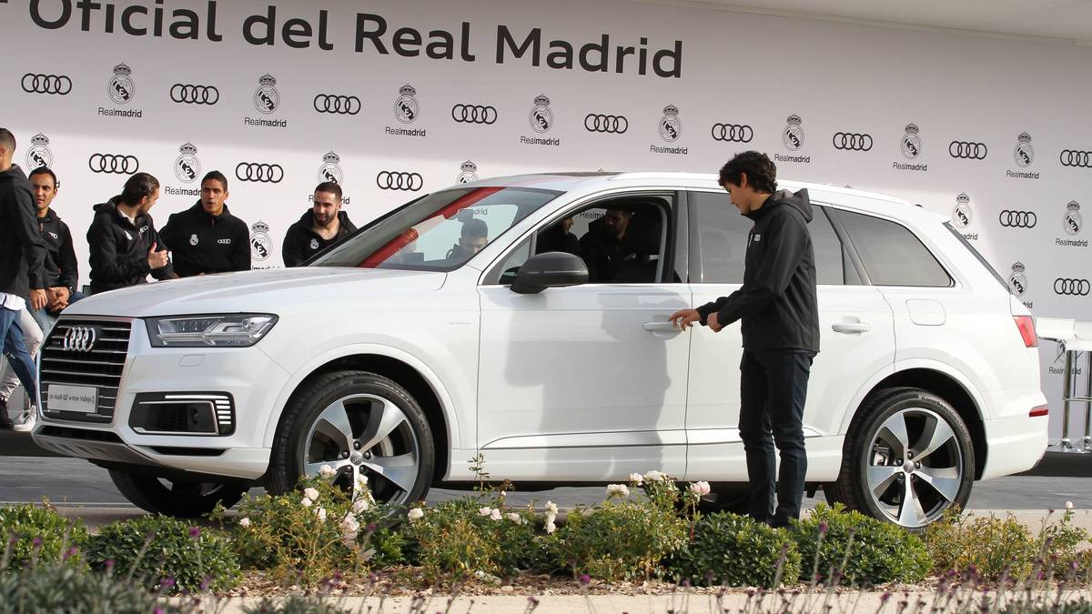 Jesus Vallejo - Audi Q7 e-tron quattro, Gletscherweiß, 258 PS, Beschleunigung 0-100 km/h in 6,2 s