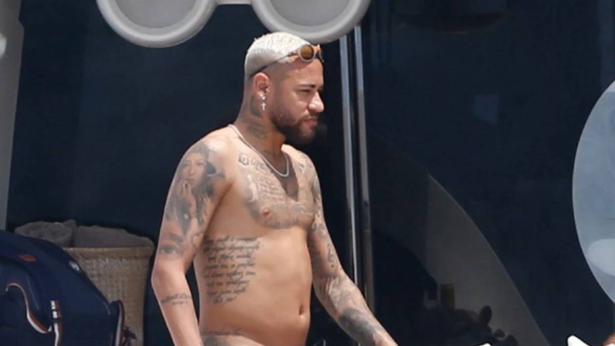 Neymar befindet sich noch ein paar Tage im Urlaub, bevor es mit Paris Saint-Germain in die Vorbereitung geht. Nun macht der Superstar mit ungewöhnlichen Bauch-Fotos auf sich aufmerksam.