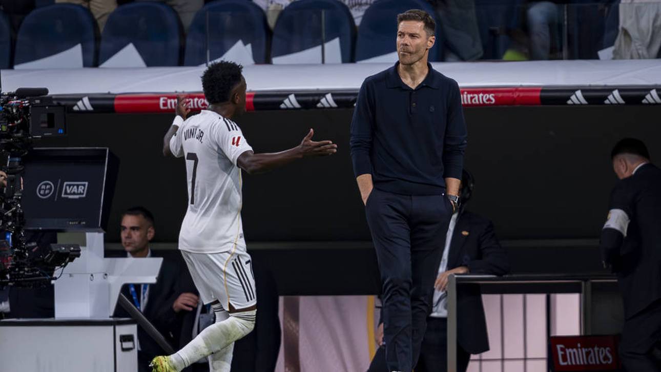 Vinícius (l.) sorgte bei seiner Auswechslung im Clásico für einen Eklat, der den Druck auf Xabi Alonso (r.) verdeutlicht