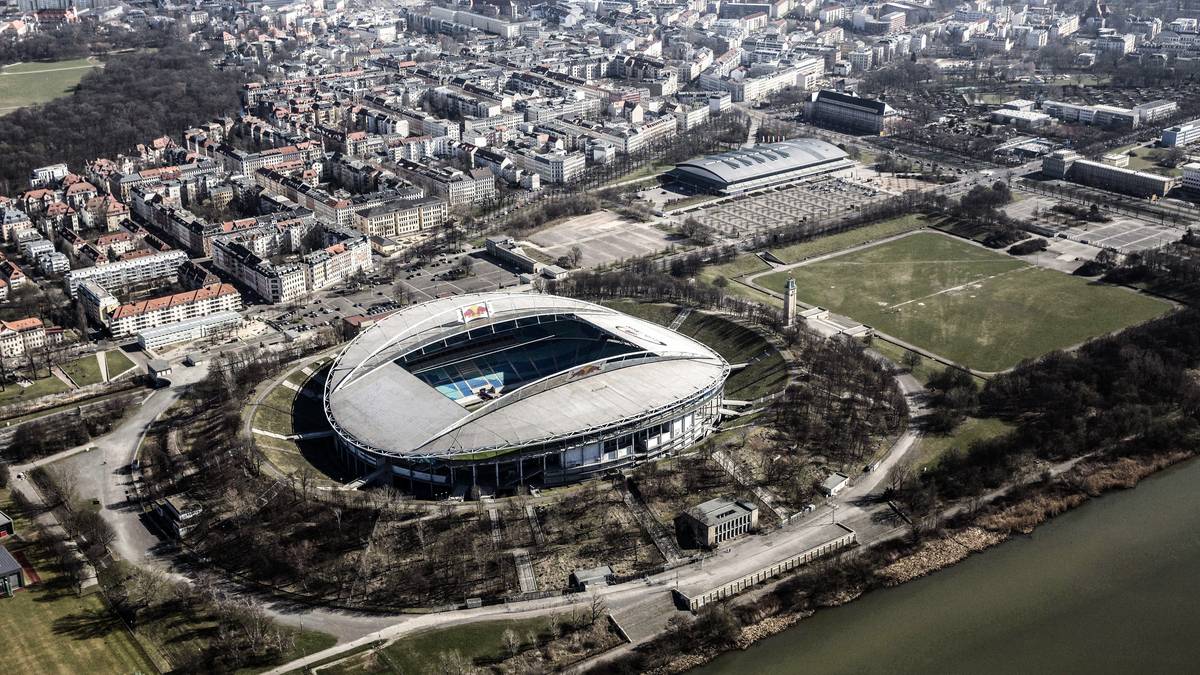 Das Stadion im Stadion. Anlässlich der WM 2006 wurde in Leipzig eine neue Arena in das 1956 eröffnete Zentralstadion gebaut. In die neue Arena passen knapp die Hälfte der Zuschauer des alten Zentralstadions
