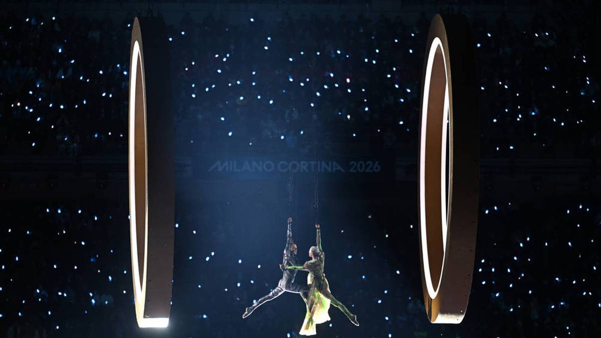 Zwei Artisten in der Luft des Stadions San Siro