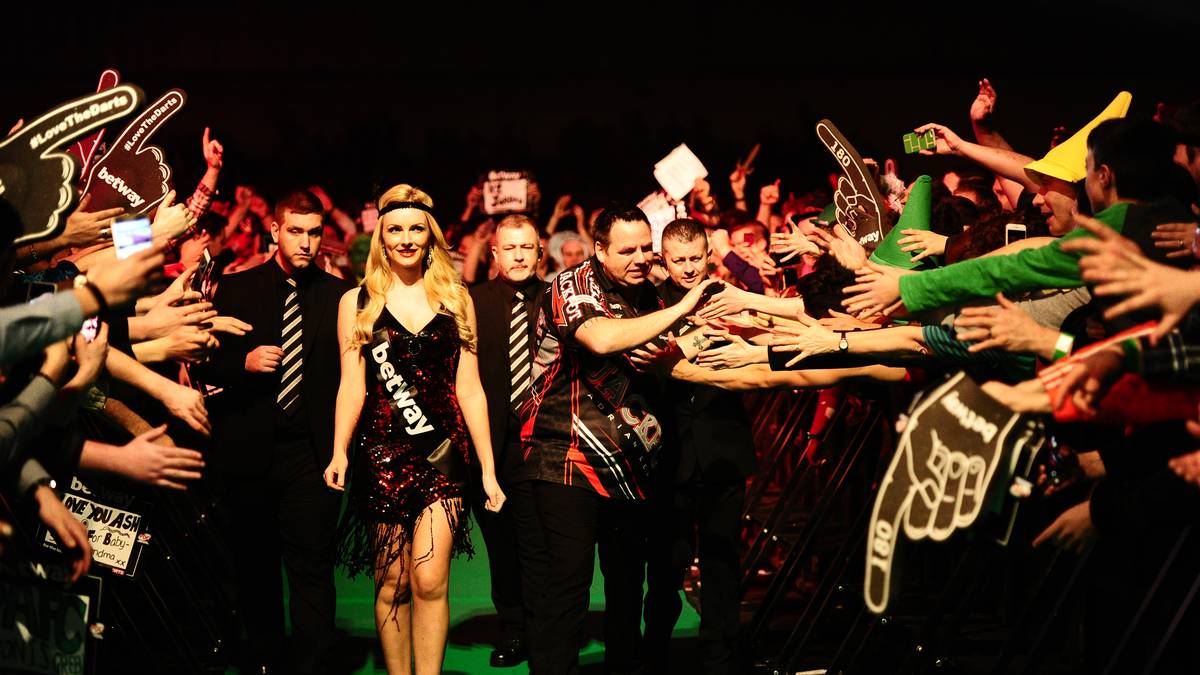 ADRIAN LEWIS (England): In seiner Glanzzeit stand der zweifache Weltmeister 2013 im World-Matchplay-Finale. Nach seinem absoluten Tiefpunkt mit dem Erstrunden-Aus bei der WM und der Würgeattacke auf Jose Justicia zeigte sich der Altmeister zuletzt wieder formverbessert