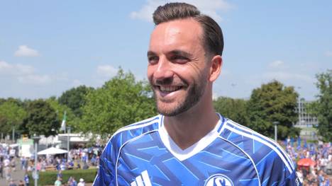 Kenan Karaman verpasste beinahe die komplette Vorbereitung bei Schalke 04. Der Kapitän gibt jetzt ein Gesundheits-Update, das alle Fans freuen wird. 