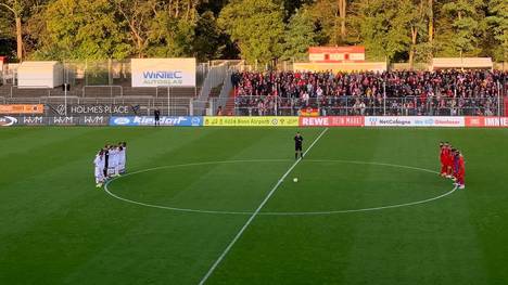 FC Köln mit Schweigeminute im Freundschaftsspiel gegen Viktoria Köln