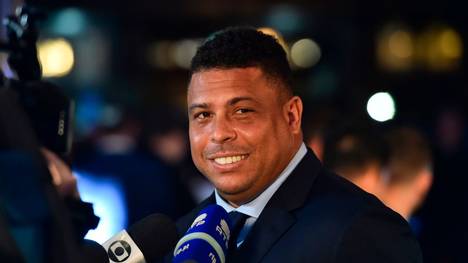 Brazil's former player Ronaldo Luis Nazario de Lima gives an interview as he arrives for The Best FIFA Football Awards ceremony, on October 23, 2017 in London. / AFP PHOTO / Glyn KIRK        (Photo credit should read GLYN KIRK/AFP via Getty Images)