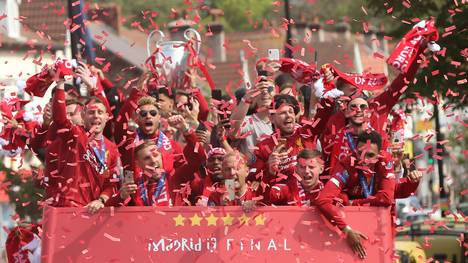 Georginio Wijnaldum ließ sein Handy bei der Siegesparade des FC Liverpool vom Bus fallen