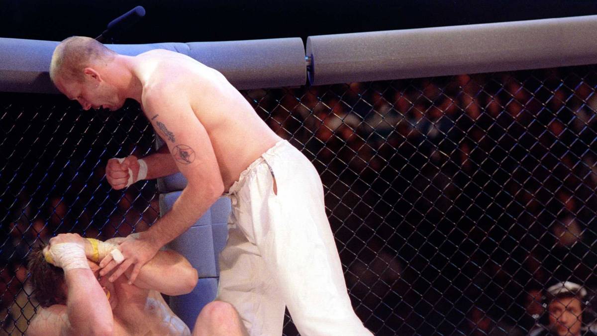 In den frühen Käfig-Fights waren Kopfstöße ebenso erlaubt wie Tiefschläge, Haareziehen und so genanntes "Fish-Hooking", das Zerren an Mund, Nasenlöchern oder anderen Körperöffnungen. Als die Politik darauf aufmerksam wurde, war das Entsetzen groß