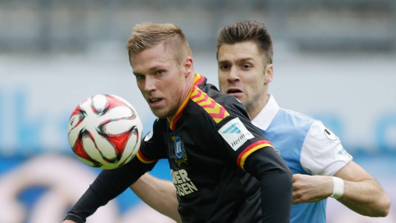 Rouwen Hennings vom FC St. Pauli (l.) und Gary Kagelmacher (1860 München)