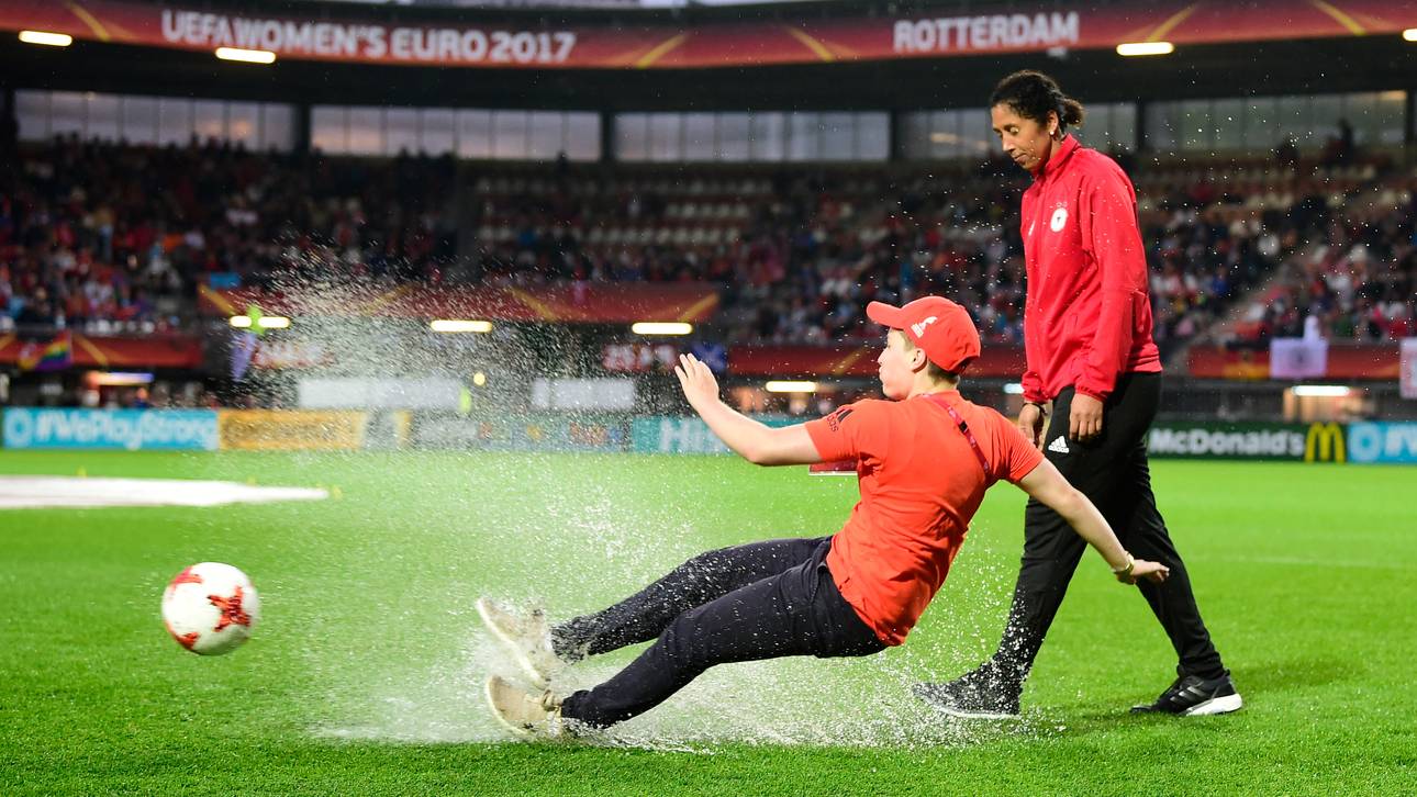 Grätsche im Regen: Das Netz feiert