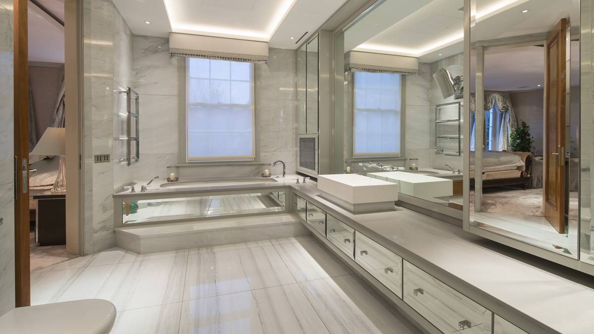 Auch im verspiegelten Badezimmer bleiben für den Box-Champion sicherlich keine Wünsche offen