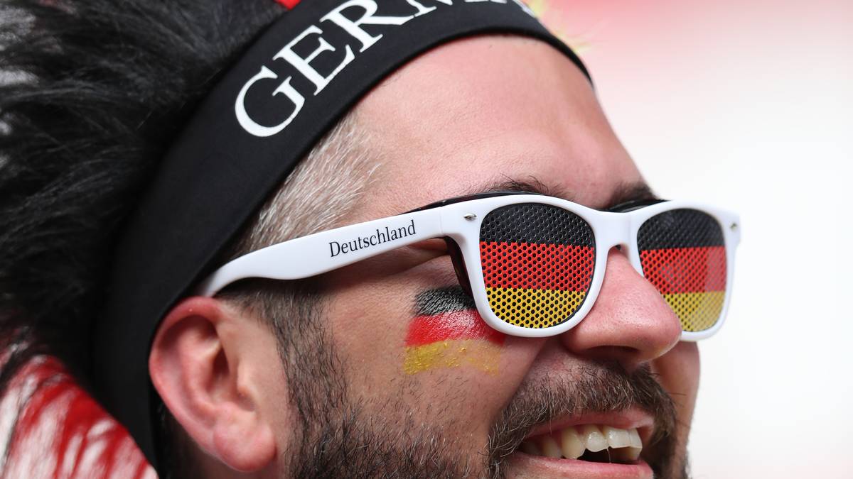 Deutschland wohin man nur sieht: Durch die Sonnenbrille, unter der Brille und auf dem Kopf! Bei so viel Fan-Kultur kann nichts mehr schiefgehen