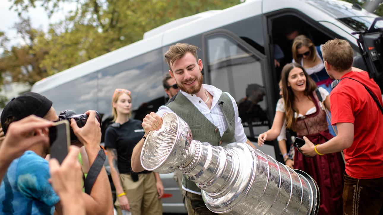 Grubauer präsentiert Stanley Cup
