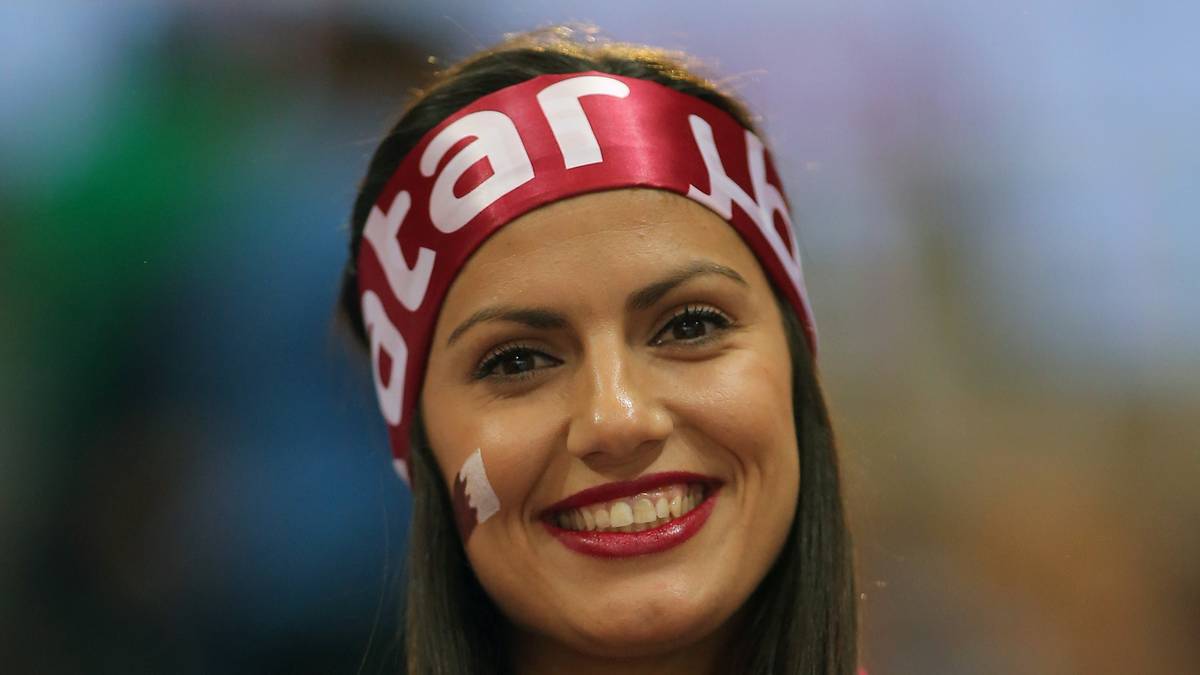 Für Gastgeber Katar geht es zum Abschluss der Vorrunde gegen Weißrussland. Einem weiblichen Fan gefällt's...