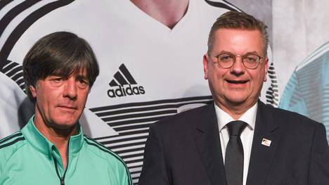 Reinhard Grindel (r.) verlängerte schon vor der WM bis 2022 mit Joachim Löw