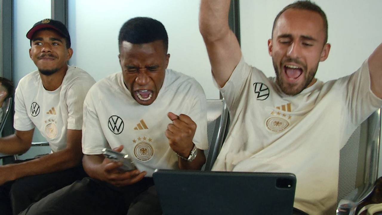 Am Flughafen mit Laptops - Deutschlands U21 fiebert mit beim Basketball-Finale