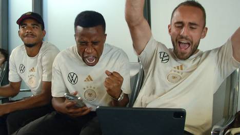 Deutschlands U21 ist aktuell im Kosovo unterwegs. Am Flughafen verfolgten die Spieler gestern auf sämtlichen Laptops, Tablets und Handys das Basketball-Finale der Weltmeisterschaft. 