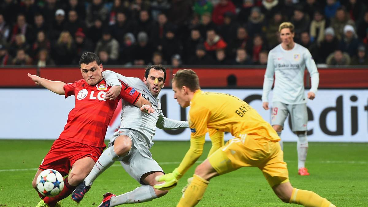 Gewohnt kompromisslos stellte Papadopoulus (l.) Mario Mandzukic und Antoine Griezmann gemeinsam mit Spahic die meiste Zeit kalt. Musste nach Gelb in der 35. Minute vorsichtiger spielen. Änderte aber nichts an seiner Leistung. SPORT1-Note: 2,5