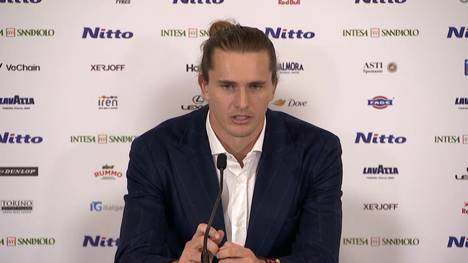 Alexander Zverev erkennt die Dominanz von Jannik Sinner und Carlos Alcaraz an. Der Weltranglistendritte sieht den Abstand zur Weltspitze vor den ATP Finals als Fakt, fühlt sich bei voller Fitness aber konkurrenzfähig.