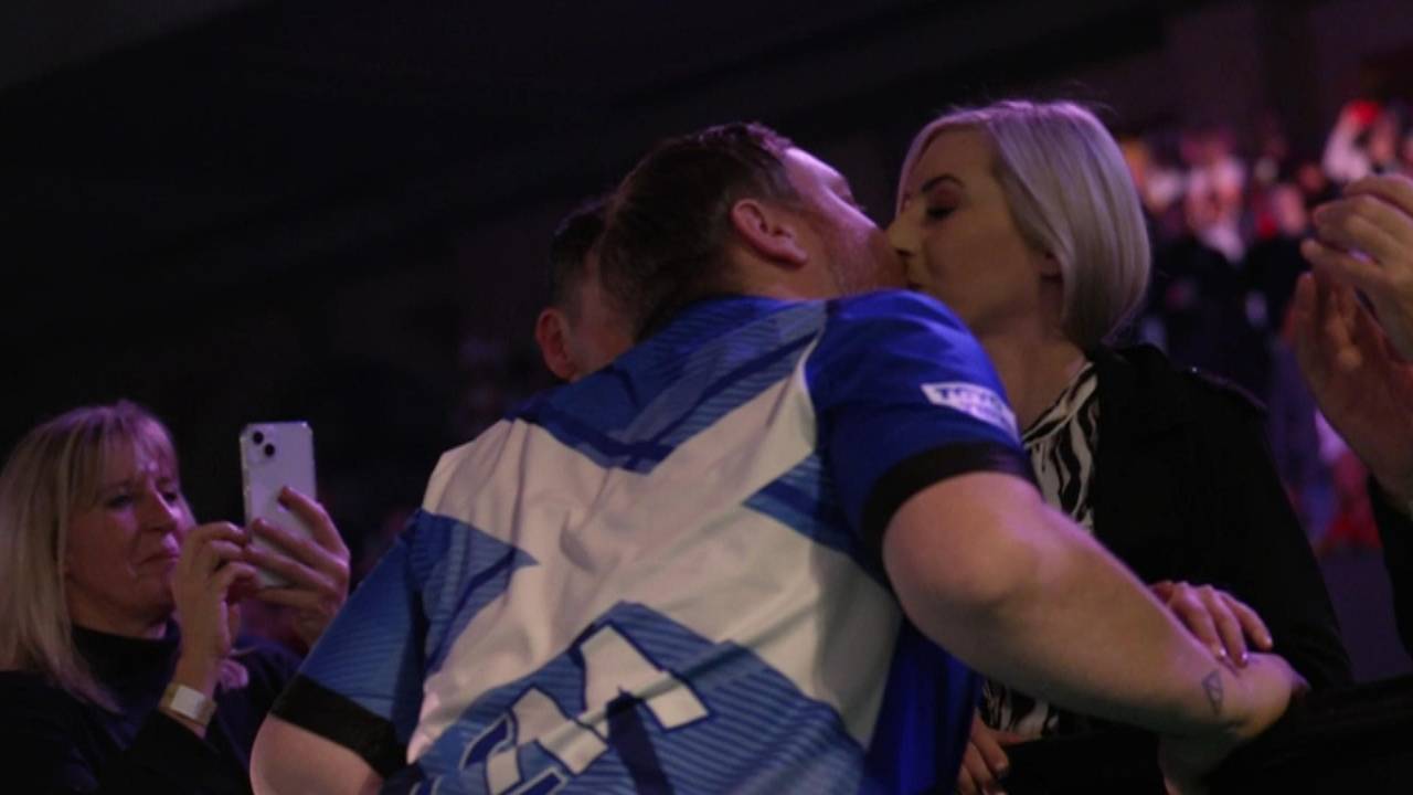 Darts-WM 2024: Erst Kuss für Sherrock - dann Auftaktsieg bei der WM