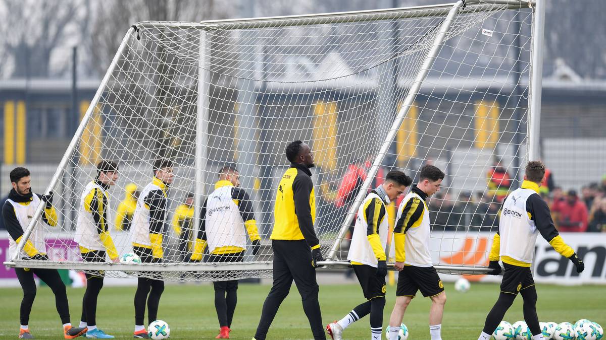 Danach geht es im Acht gegen Acht auf kleine Toren - und Bolt packt beim Tragen mit an