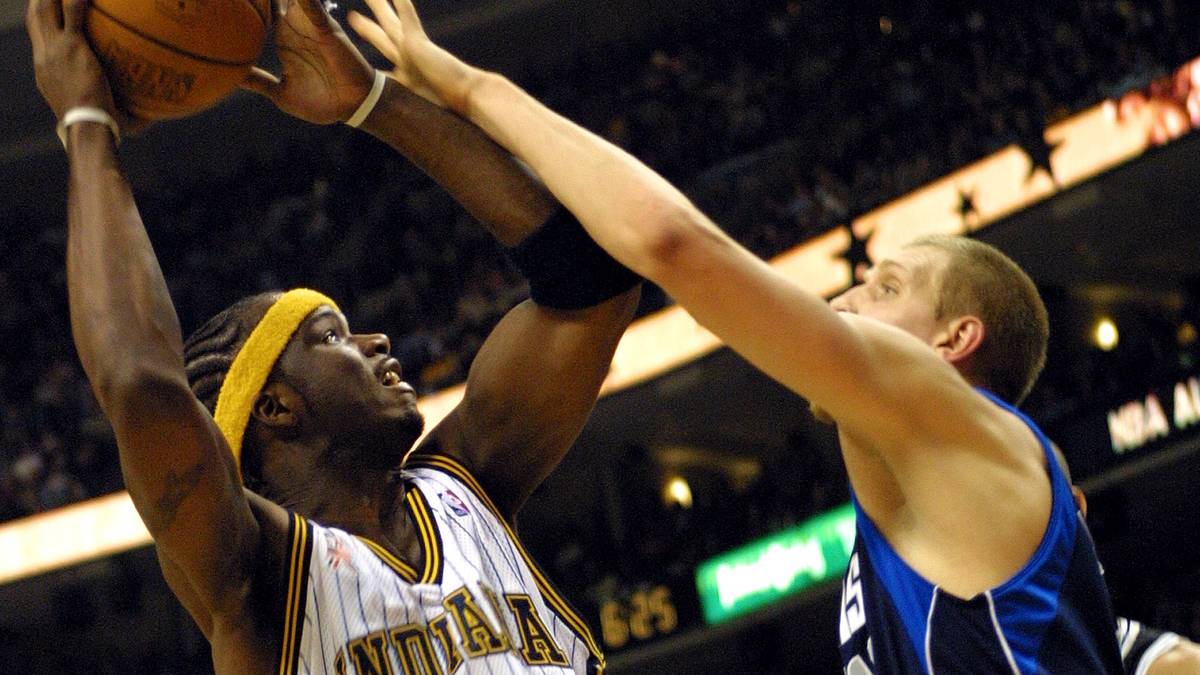 Sein erstes All-Star Game bestreitet Nowitzki (im Duell mit Jermaine O'Neal) 2002 in Philadelphia