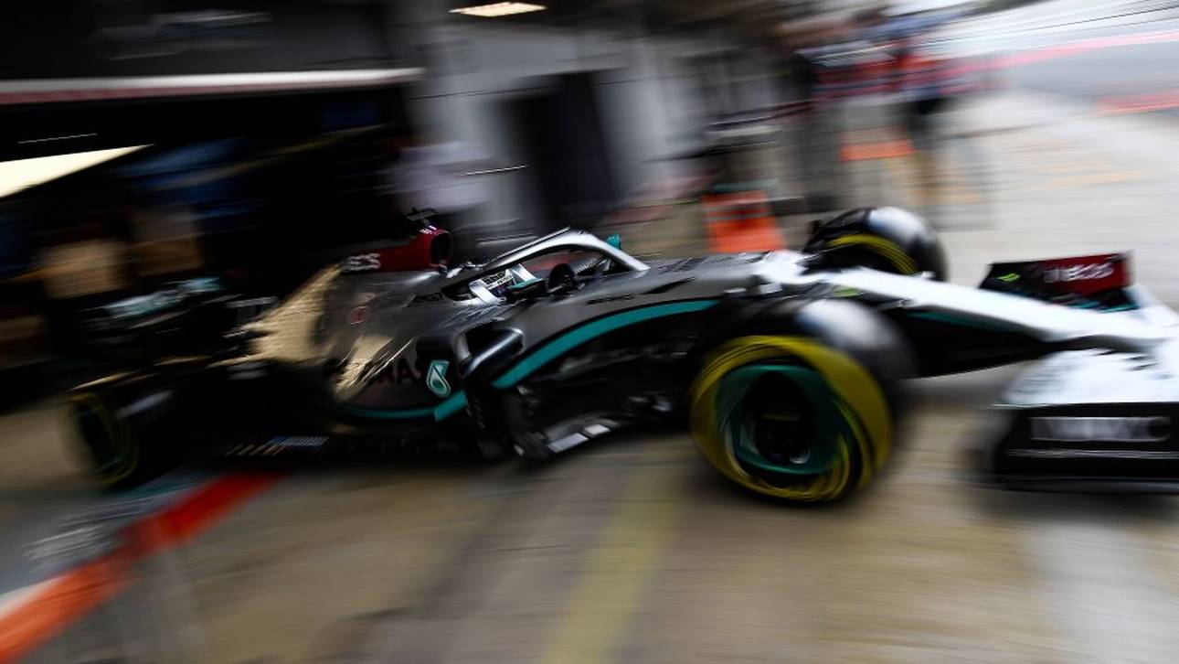 Mercedes-Silberpfeil trägt Schwarz