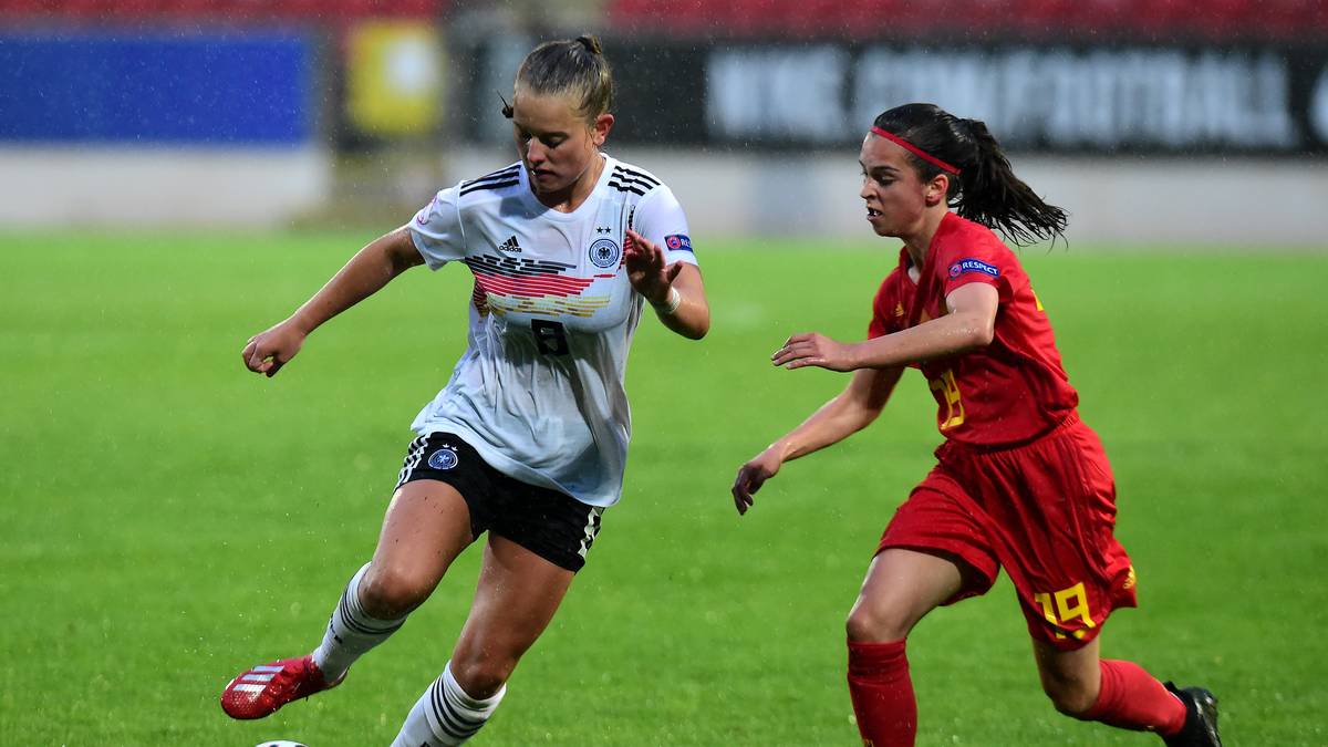 Obwohl Köster zu den Jüngeren im Team gehört, geht sie voran. Ihre Stärken neben der angesprochenen Ausdauer liegen vor allem im klugen Zweikampfverhalten. Im Spielaufbau gibt es aber noch Luft nach oben, doch mit 18 Jahren hat sie ihr Potenzial noch lange nicht ausgeschöpft