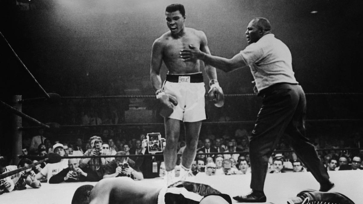 MUHAMMAD ALI: Geboren als Cassius Marcellus Clay und gewann als einziger den Titel unumstrittener Boxweltmeister dreimal in seiner Karriere. 56 Siege in 61 Kämpfen, darunter so legendäre wie "Rumble in the Jungle", "Fight of the Century" und "Thrilla in Manila". Erkrankte bereits während seiner Karriere in Parkinson, auch außerhalb des Rings beispielsweise mit der Ablehnung des Vietnamkriegs in den Schlagzeilen. "The Greatest" starb 2016 mit 74 Jahren an den Folgen eines septischen Schocks