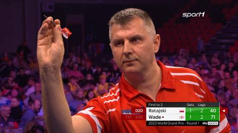Krzysztof Ratajski setzt sich gegen James Wade mit 2:1 nach Sätzen durch und steht im Achtelfinale des Darts World Grand Prix, obwohl er drei Matchdarts vergab.
