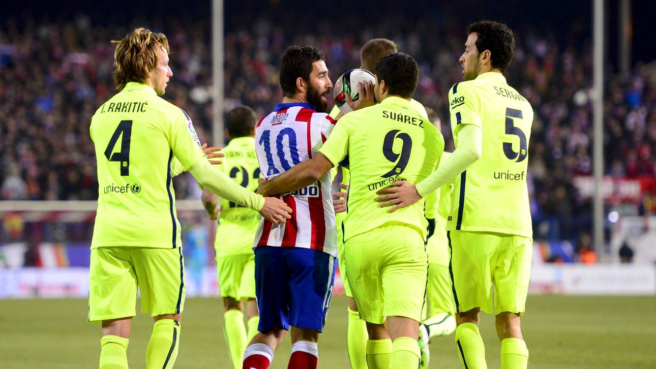 Arda Turan (m.) kam für seinen Schuhwurf in Richtung des Linienrichters mit Gelb davon.