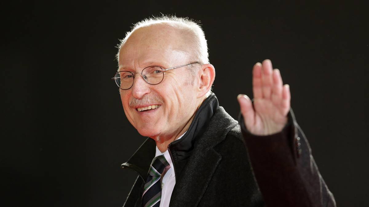 Von dieser Irritation abgesehen glätten sich die Wogen zwischen den beiden Klubs. Selbst die prägenden Gesichter der Rivalität nähern sich an. "Ja, ich würde Uli Hoeneß die Hand reichen", verkündet Lemke im Februar 2015