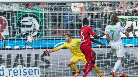 Salif Sane (M. ) trifft zum 1:0 für Hannover 96 gegen Werder Bremen