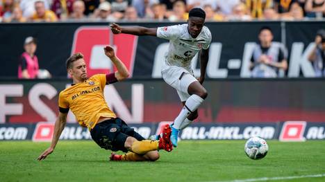 DRESDEN, GERMANY - AUGUST 31: Jannik Mueller (L) of Dresden is challenged by Christian Conteh of St. Pauli during the Second Bundesliga match between SG Dynamo Dresden and FC St. Pauli at Rudolf-Harbig-Stadion on August 31, 2019 in Dresden, Germany. (Photo by Thomas Eisenhuth/Bongarts/Getty Images)
