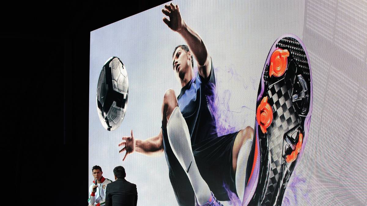 Nike fokussiert sich grundsätzlich aber ohnehin mehr auf Stars als auf Mannschaften. So wie Cristiano Ronaldo. Zusätzlicher Mehrwert für das Unternehmen: Er ist der große Held in der Adidas-Mannschaft Real Madrid